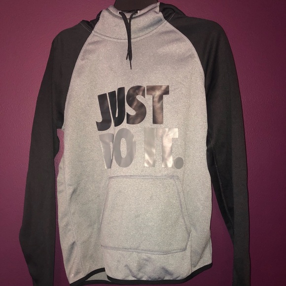 Nike Tops - Nike Sweatshirt